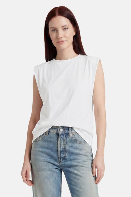 Witte mouwloze T-shirt van Terra di Siena, ronde hals, lichte stof, gedragen met blauwe jeans, front view
