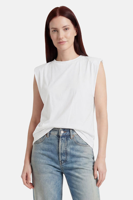 Witte mouwloze T-shirt van Terra di Siena, ronde hals, lichte stof, gedragen met blauwe jeans, front view