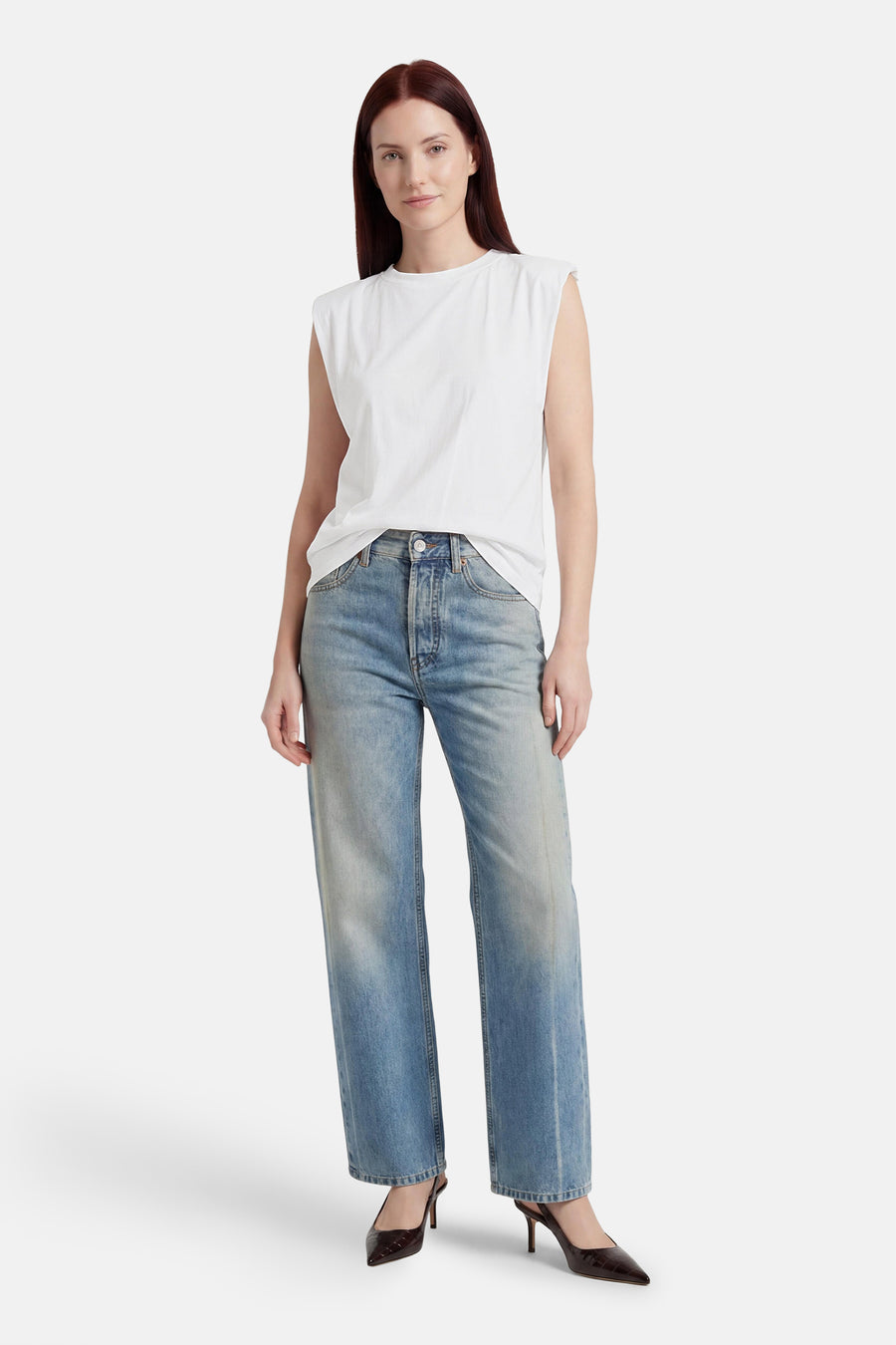 Witte mouwloze T-shirt van Terra di Siena, strakke pasvorm, gedragen met blauwe jeans en bruine hakken, front view
