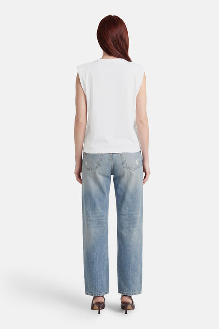 Witte mouwloze T-shirt van Terra di Siena, achterzijde, gestileerd met lichtblauwe jeans en bruine hakken