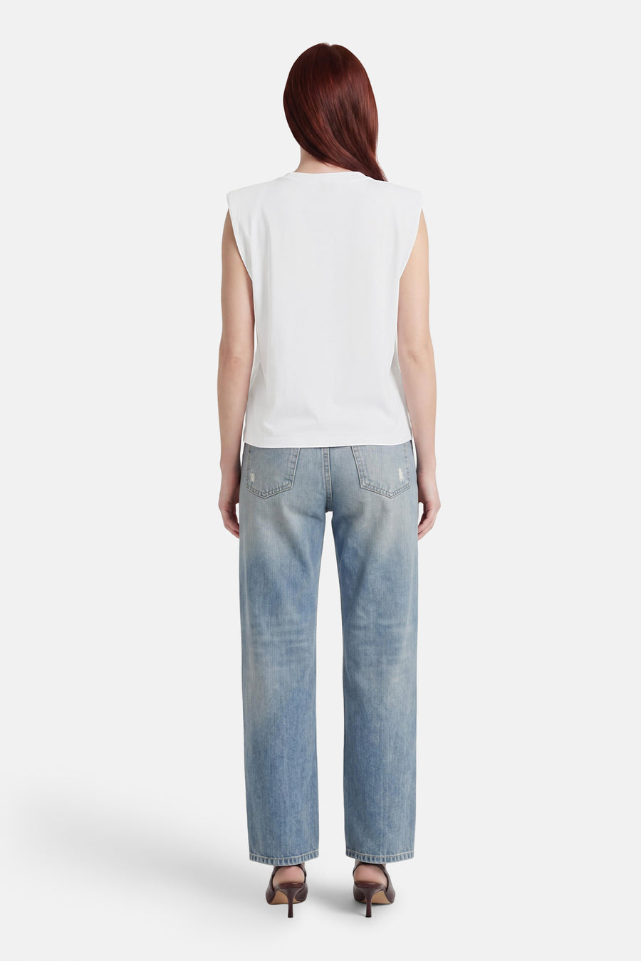 Witte mouwloze T-shirt van Terra di Siena, achterzijde, gestileerd met lichtblauwe jeans en bruine hakken