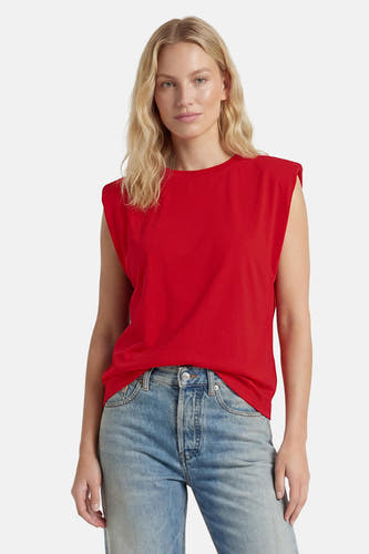 Rode mouwloze T-shirt van Terra di Siena, ronde hals, lichte stof, gedragen met blauwe jeans, front view