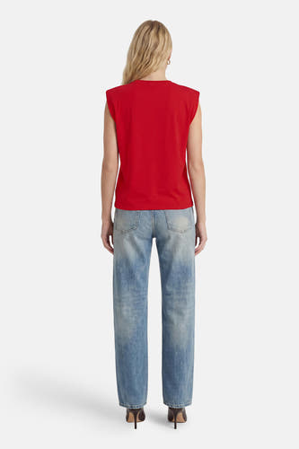 Rode mouwloze T-shirt van Terra di Siena, achterkant, met ronde hals en strakke pasvorm, gedragen met lichtblauwe jeans en hoge hakken.