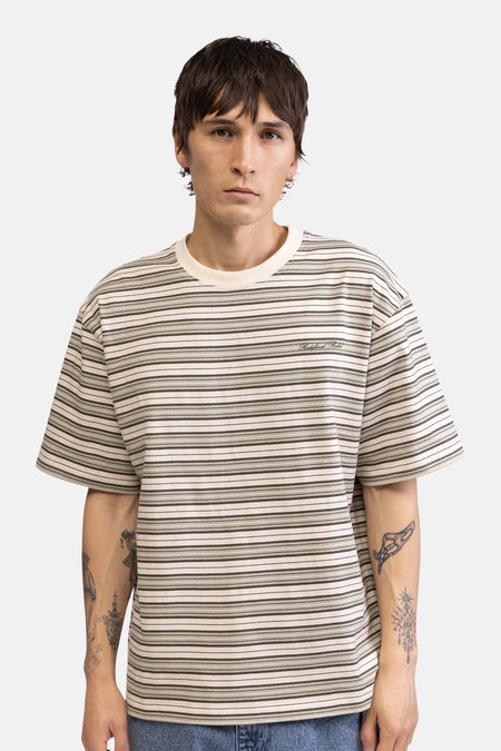 T-shirt multicolore de REDEFINED REBEL, avec des rayures horizontales et un sac en toile blanc sur l'épaule.