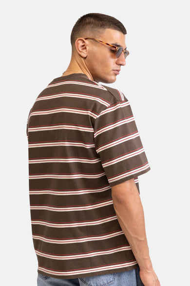 Multicolor T-shirt van REDEFINED REBEL, met horizontale strepen in bruin, wit en rood, gedragen door een man met zonnebril.