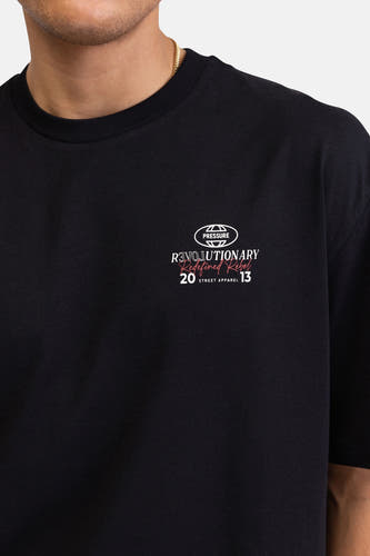 T-shirt noir de REDEFINED REBEL avec col rond et imprimé graphique blanc/rouge sur la poitrine, porté par une personne avec une chaîne dorée.