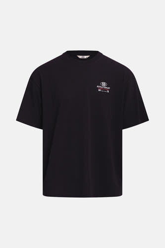 T-shirt noir de REDEFINED REBEL avec col rond et un imprimé graphique blanc et rose sur la poitrine.