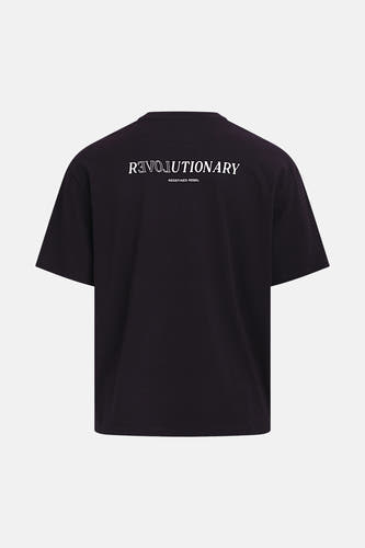 T-shirt noir de REDEFINED REBEL avec le texte blanc 'REVOJUTIONARY' et 'REDEFINED REBEL' dans le dos, vue arrière.