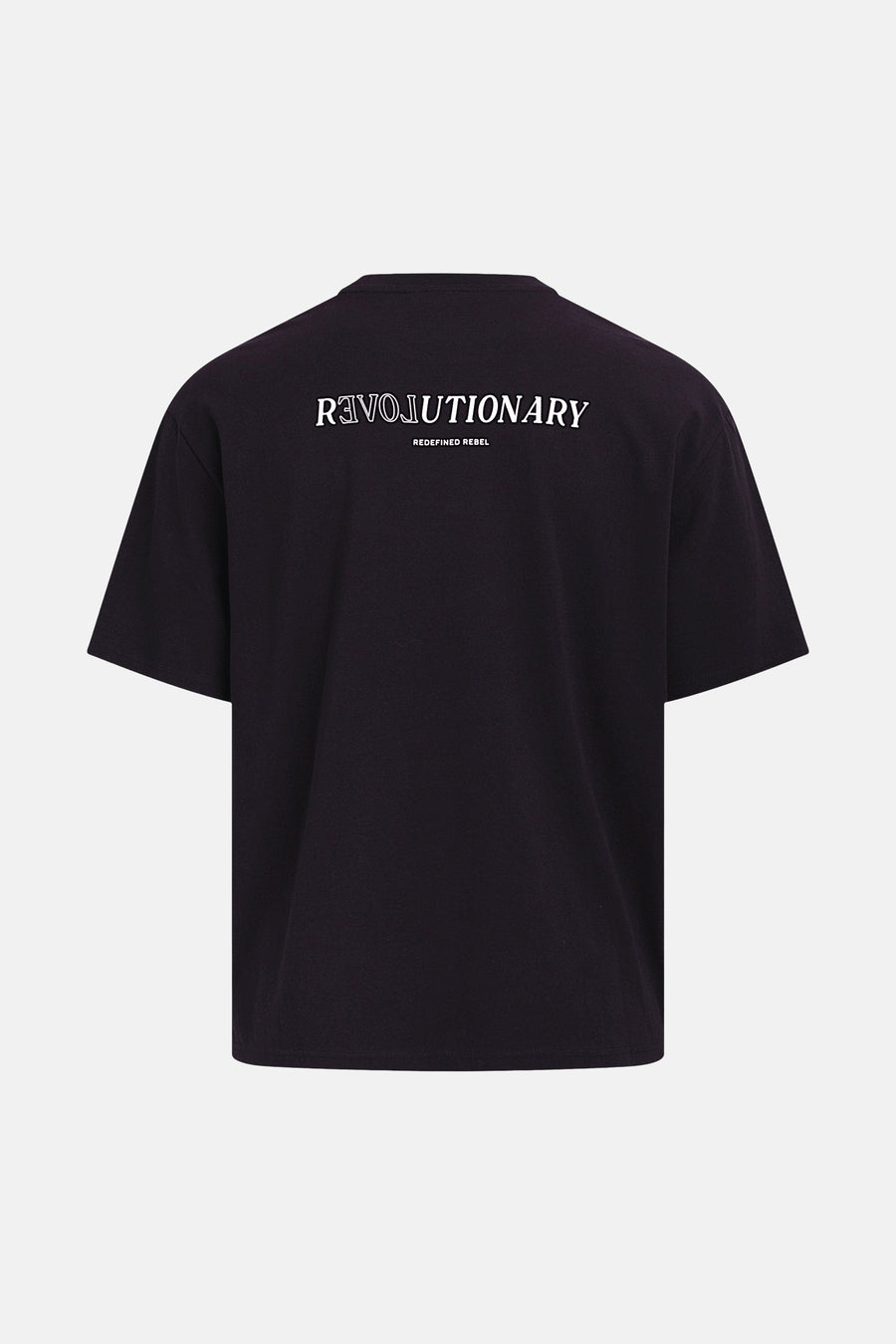 T-shirt noir de REDEFINED REBEL avec le texte blanc 'REVOJUTIONARY' et 'REDEFINED REBEL' dans le dos, vue arrière.