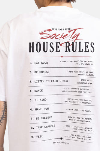 T-shirt blanc de REDEFINED REBEL avec un grand imprimé au dos 'Society HOUSE RULES' en lettres rouges et noires, incluant une liste de 9 règles.