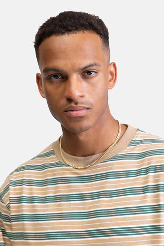Multikleurig T-shirt met lange mouwen van REDEFINED REBEL, met horizontale strepen en een gouden ketting.
