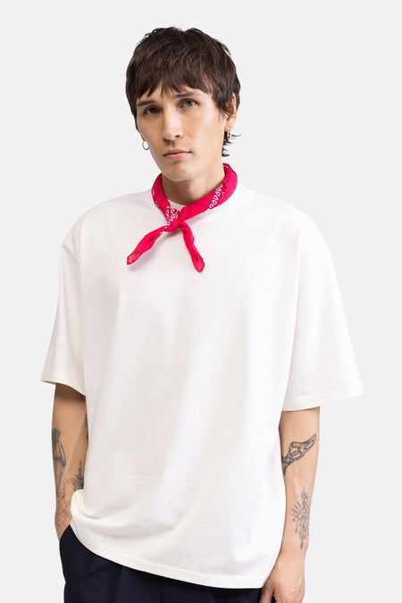 T-shirt blanc à manches courtes de REDEFINED REBEL, vu de dos et de côté sur un mannequin avec un bandana rouge et des tatouages.