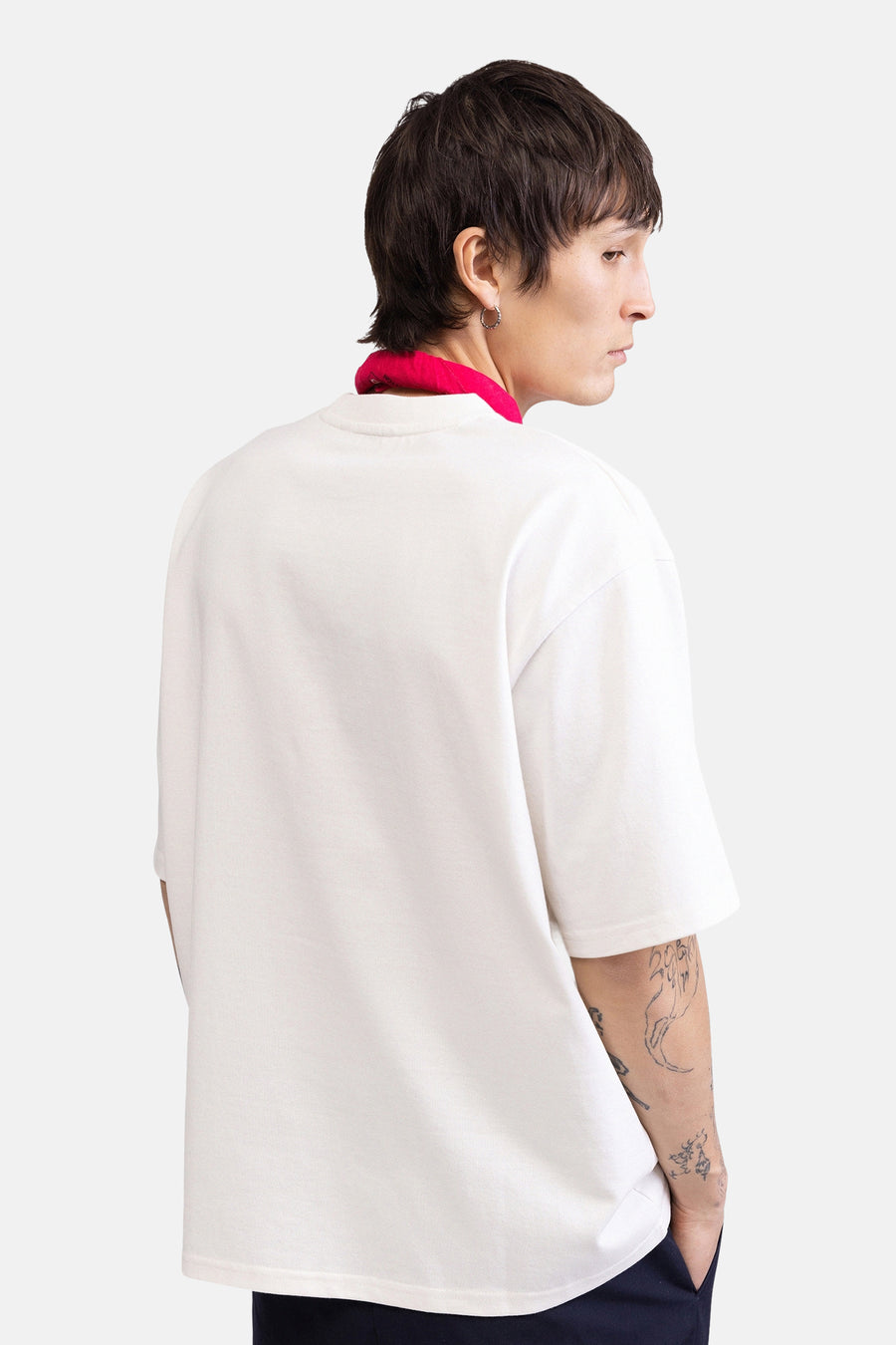 Wit T-shirt met korte mouwen van REDEFINED REBEL, van achteren opzij gezien op een model met rode bandana en tatoeages.