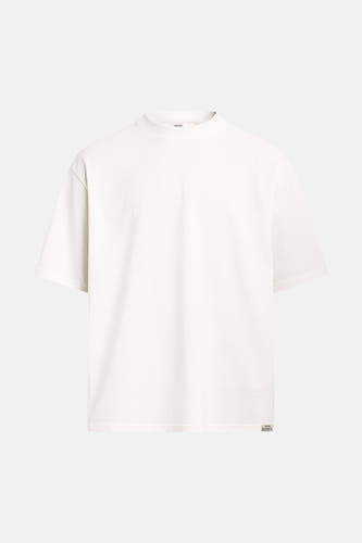 T-shirt blanc à manches courtes de REDEFINED REBEL, avec col montant côtelé, tissu texturé et étiquette tissée du logo en bas à gauche.