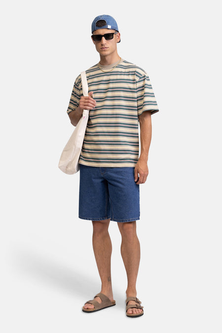 Multicolor gestreepte korte mouw T-shirt van REDEFINED REBEL, gedragen met jeansshorts, cap en zonnebril, lifestyle shot