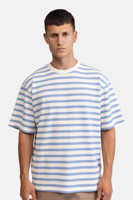 T-shirt à manches courtes à rayures blanches et bleues avec motif gaufré de REDEFINED REBEL, vu de dos.