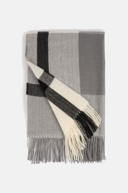 Chapeau d'hiver gris de Morgan De Toi avec motif rayé et franges.