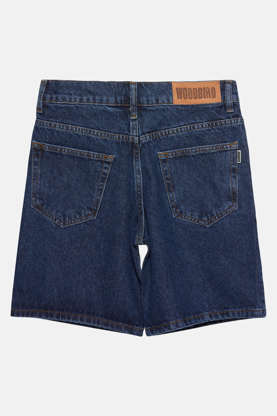 Jean court bleu marine de WOODBIRD, avec des poches arrière et une étiquette en cuir sur la ceinture.