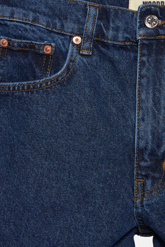 Courtes jeanss bleus foncés W WOODB, avec des desons et desetsres en cuivre, gros plan.