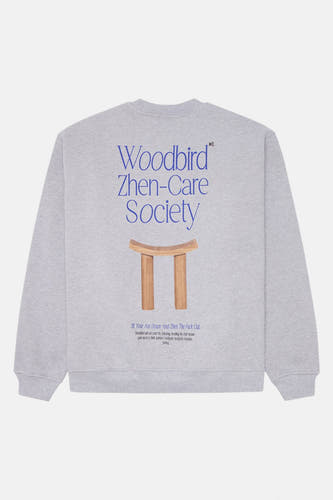 Gilet gris de WOODBIRD avec impression d'un tabouret et texte bleu sur le dos.