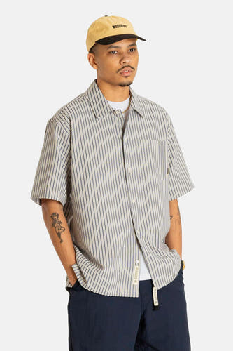 Chemise grise à manches courtes de WOODBIRD, avec des rayures verticales et une poche brodée.
