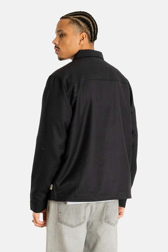 Manteau court noir de WOODBIRD, dos visible, associé à des jeans gris et un t-shirt blanc.