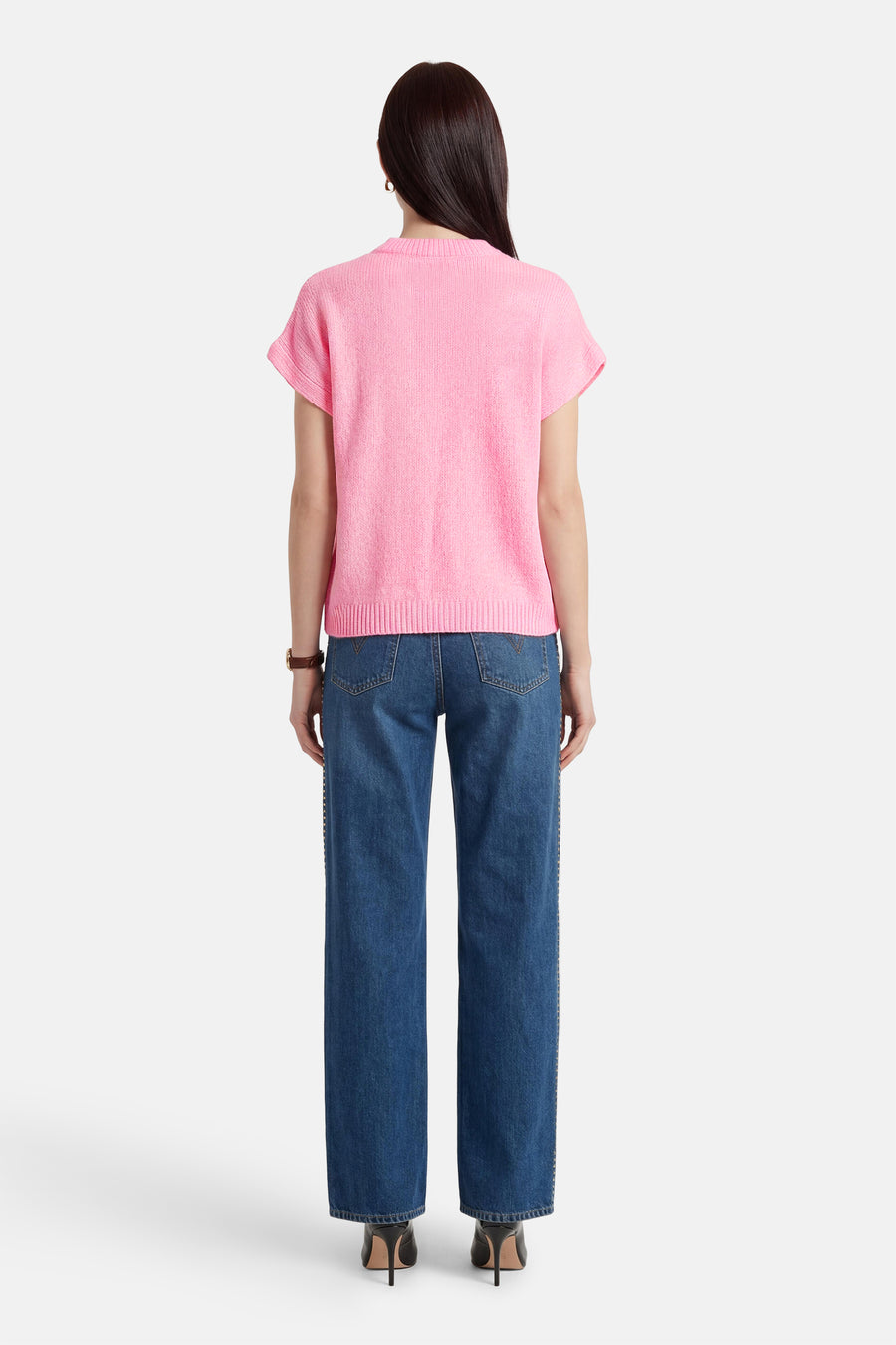 Gilet court sans manches rose de Terra di Siena, avec une texture tricotée, à combiner avec un jean et des talons noirs.