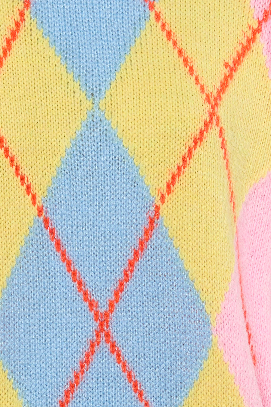 Gilet court sans manches rose de Terra di Siena, avec un motif à carreaux argyle de couleur pastel et des lignes d'accent orange, en gros plan.