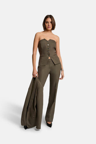 Kaki blazer van Morgan De Toi, gedragen door een vrouw met een bijpassende strapless top en broek.