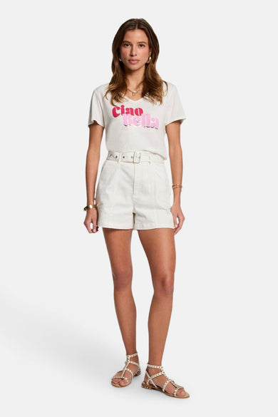 T-shirt blanc à manches courtes de Morgan De Toi, avec une impression de texte "Ciao Bella" rose et porté avec des shorts blancs.