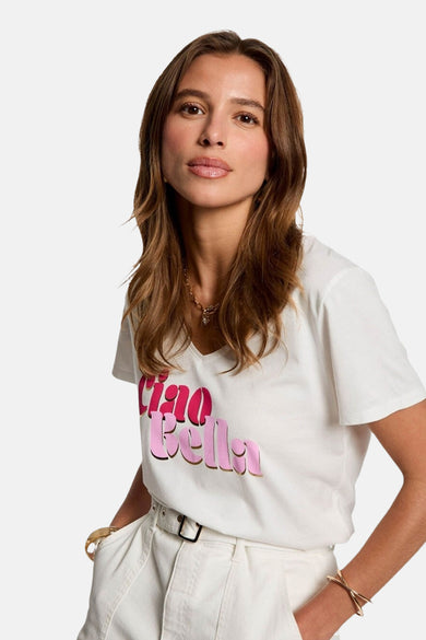 T-shirt blanc à manches courtes de Morgan De Toi, avec une impression 'Ciao Bella' rose et une chaîne dorée.