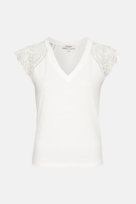 T-shirt blanc à manches courtes de Morgan de Toi, avec des détails sur les bords des manches et un col en V.