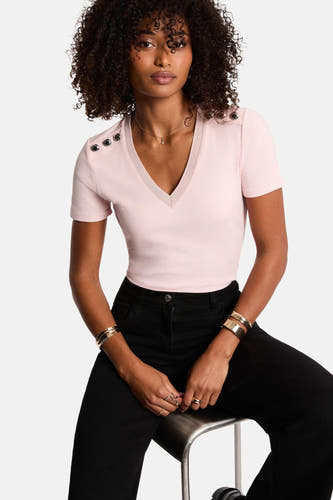 T-shirt rose à manches courtes de Morgan De Toi, porté avec un pantalon noir et des bracelets dorés, vue arrière.