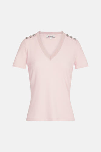 T-shirt rose à manches courtes de Morgan de Toi, avec des boutons argentés sur les épaules et un col en V.
