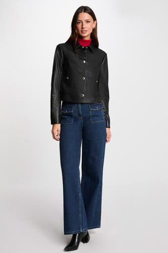 Manteau noir de Morgan De Toi, à longues manches, boutons argentés et poches carrées sur le pantalon.