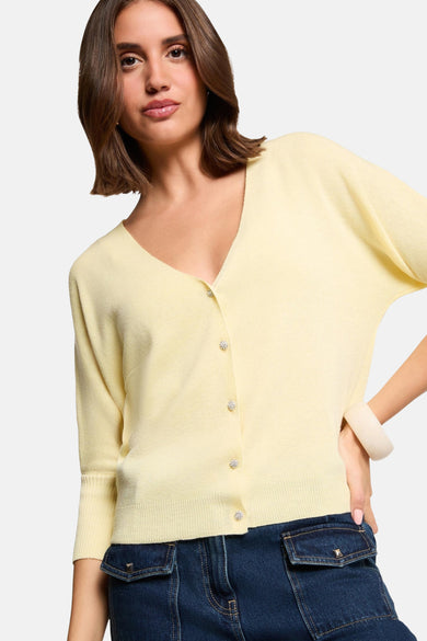 Cardigan jaune Morgan De Toi à manches trois-quarts et bords côtelés, porté avec un jean large bleu foncé, dos.