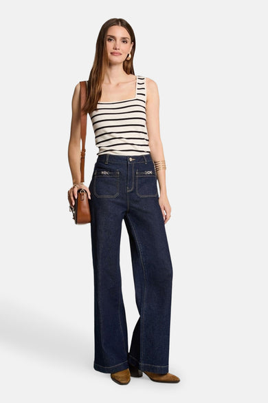 Top écru sans manches de Morgan De Toi, à carreaux, porté avec des jeans bleus foncés et des bottes brunes.