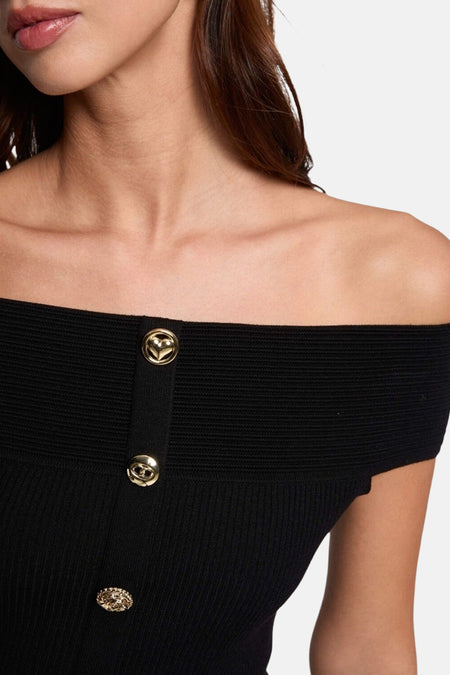 Pull-over noir de Morgan De Toi avec des boutons dorés et une encolure dégagée, gros plan.