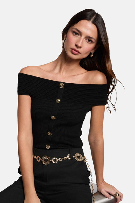 Pull noir de Morgan De Toi avec col montant, boutons dorés et une ceinture en chaîne dorée.