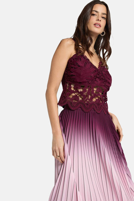 Haut sans manches Bordeaux de Morgan De Toi, avec une jupe plissée à effet ombré, porté avec un bracelet doré et des talons noirs.