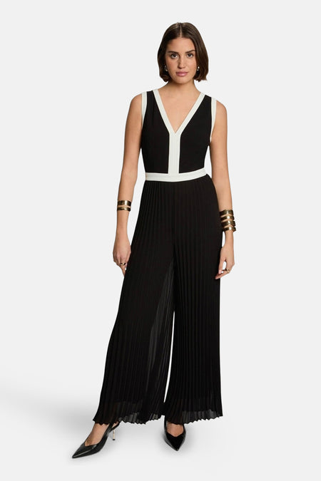 Combinaison noire de Morgan De Toi avec des accents blancs, des plis et une large ce.