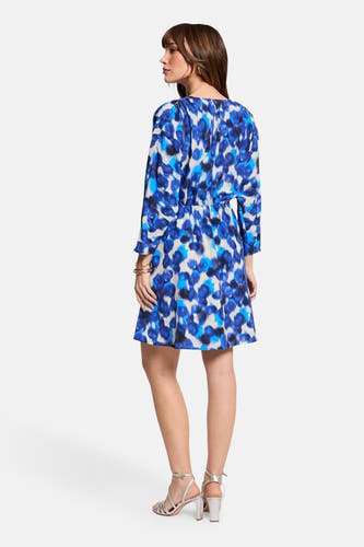 Blauwe jurk met lange mouwen van Morgan De Toi, met een abstract blauw en zwart patroon.
