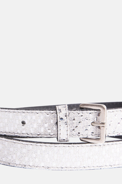 Ceinture d'argent de Legend avec un motif subtil et scintillant et une boucle métallique.