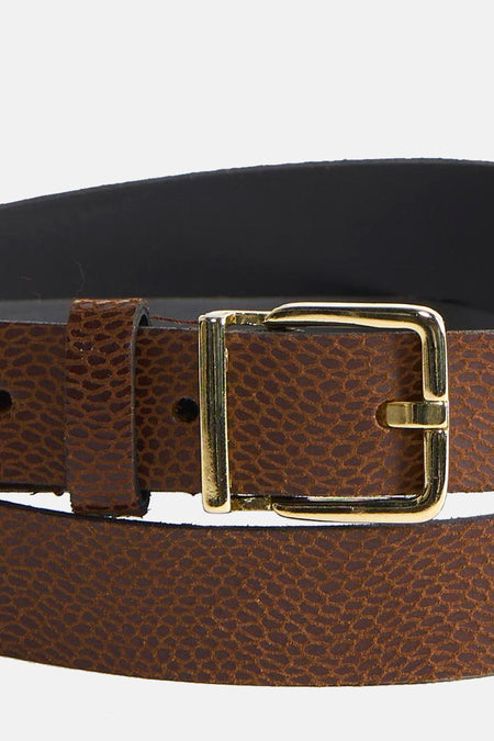Bruine leren riem met gouden gesp.
