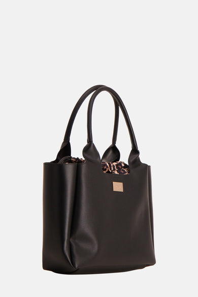 Sac à dos noir de Morgan De Toi, avec une doublure imprimée léopard visible et des anses.