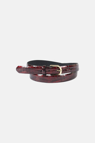 Ceinture rouge Legend avec imprimé croco et boucle dorée.