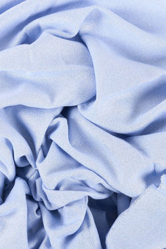 Écharpe d'été bleue de Morgan De Toi, froissée avec un subtil éclat et une texture.
