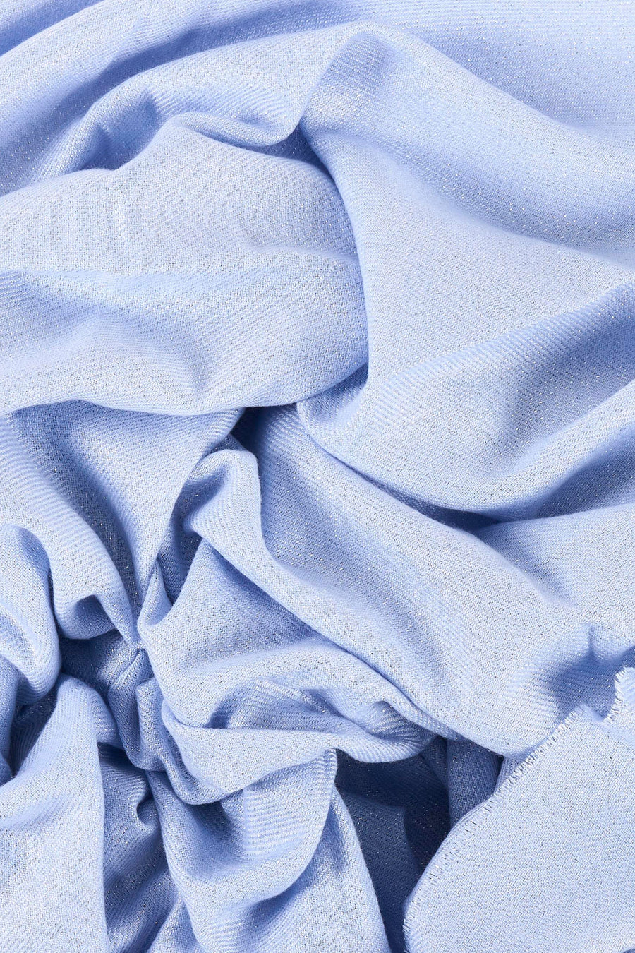 Écharpe d'été bleue de Morgan De Toi, froissée avec un subtil éclat et une texture.