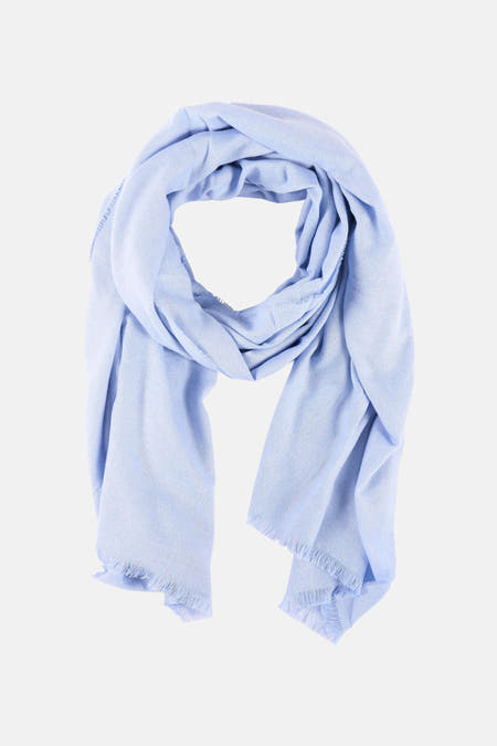 Écharpe d'été bleue de Morgan De Toi, présentée roulée, avec une fine texture tissée et des franges.