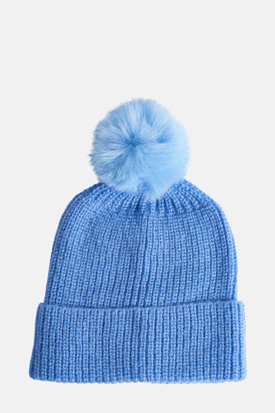 Chapeau bleu de Morgan De Toi avec une texture à côtes et un pompon moelleux.